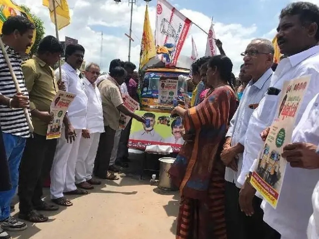తెనాలిలో సీఎం చిత్రపటాలకు పాలాభిషకం