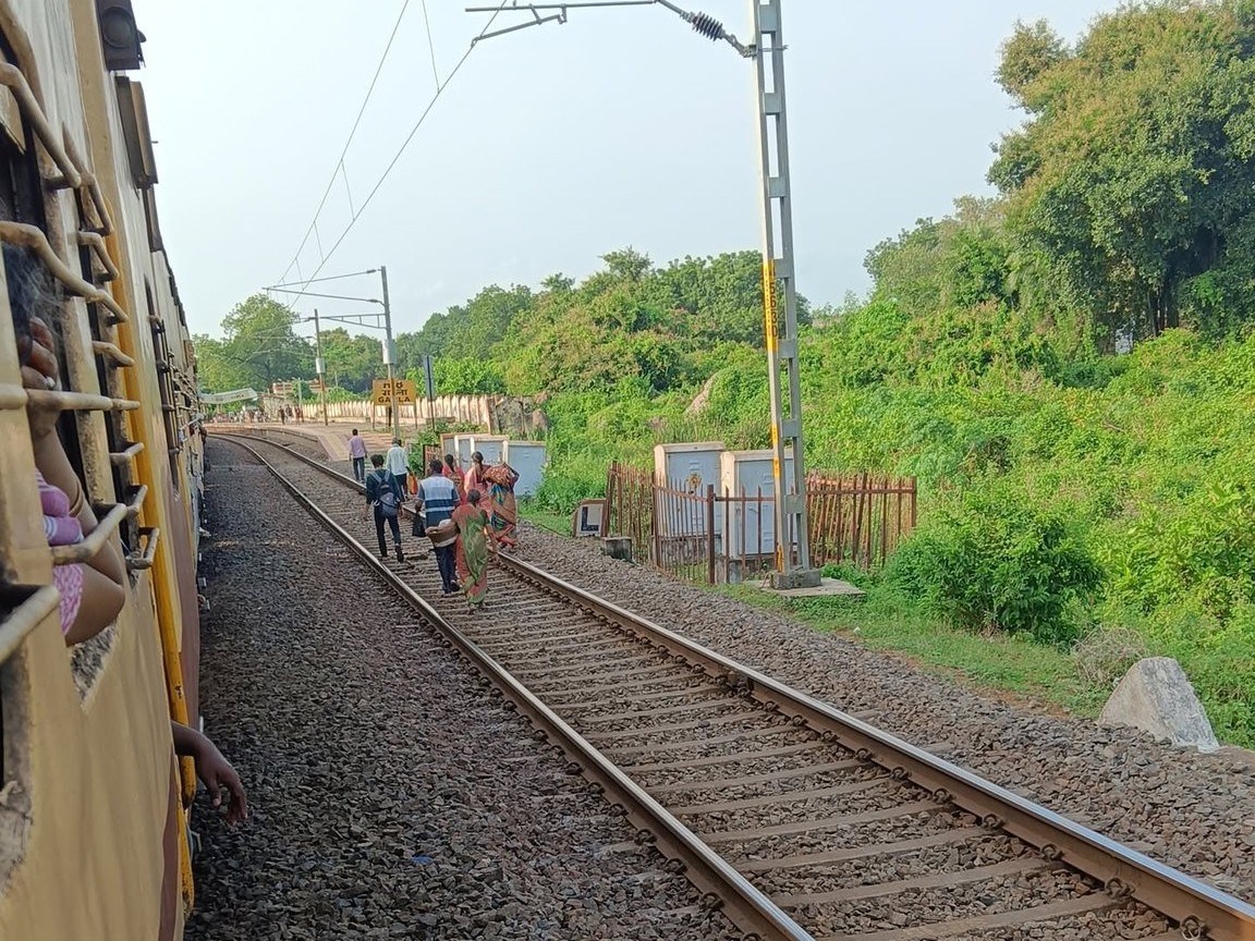 రైలు పట్టాల పై అలా చేస్తే కేసులు పెడతాం: RPF