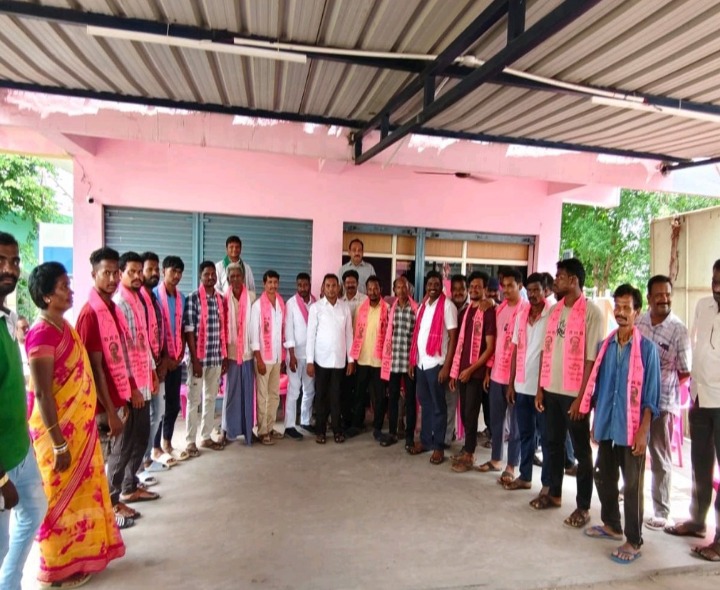 బీఆర్ఎస్ పార్టీలో భారీగా చేరికలు.. మాజీ ఎమ్మెల్యే