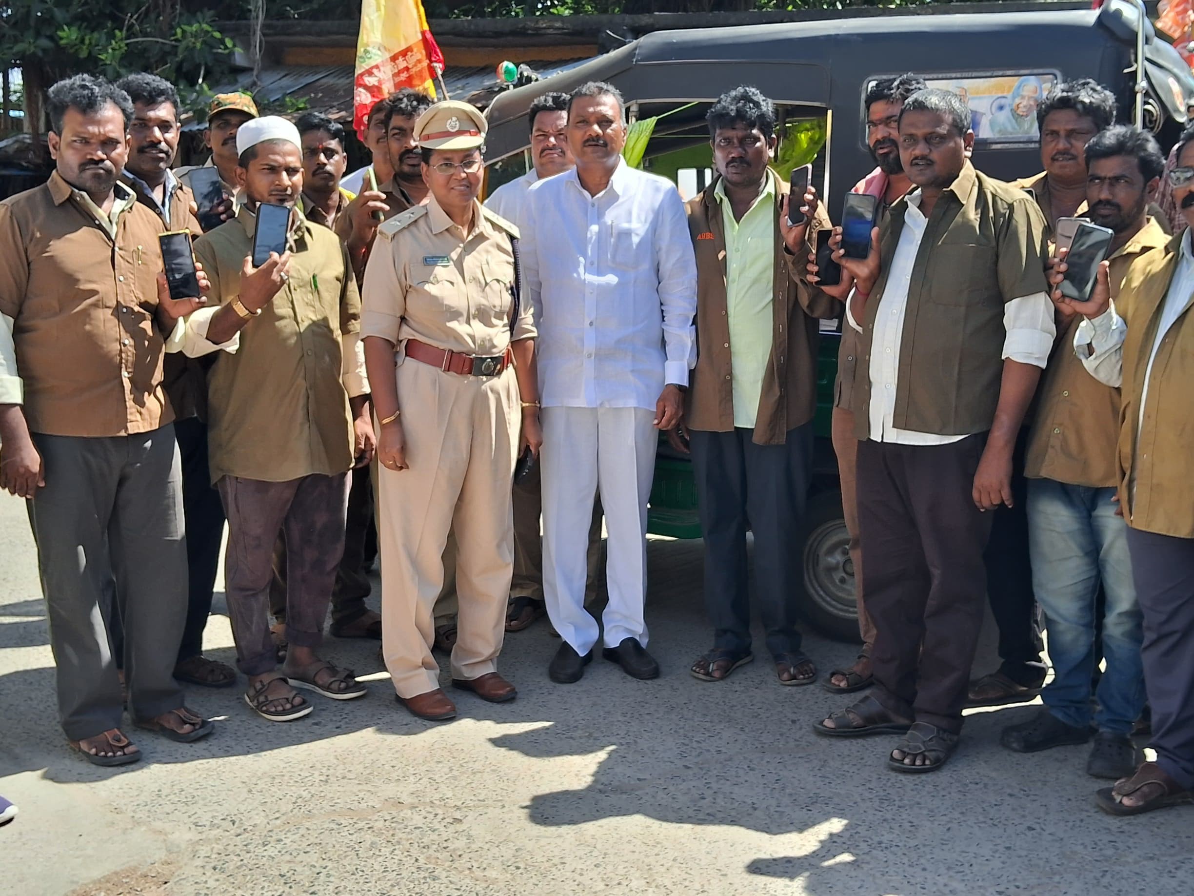 మార్కెట్ యార్డ్‌లో ఆటో డ్రైవర్ల సేవలో కార్యక్రమం