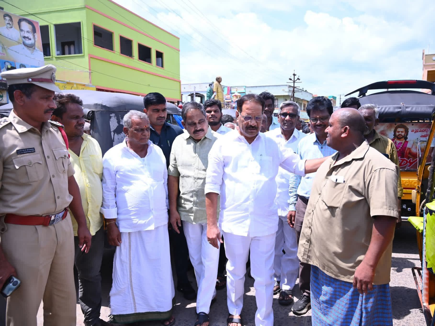 ప్రజల అవసరాలను తీర్చడంలో ఆటో డ్రైవర్ల పాత్ర కీలకం