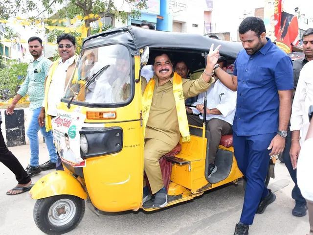 ఆటో ర్యాలీలో పాల్గొన్న ఎమ్మెల్యే అమిలినేని