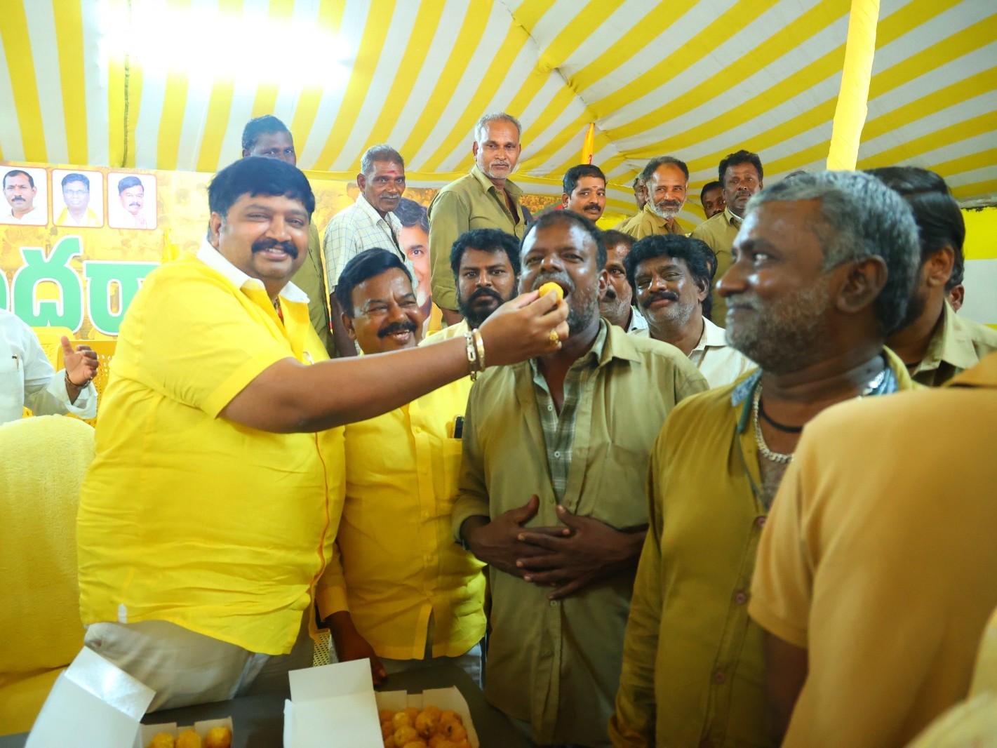 డ్రైవర్లను సత్కరించి స్వీట్లు తినిపించిన ఎమ్మెల్యే