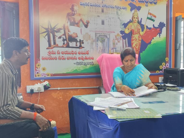 జడ్పీహెచ్‌ఎస్‌ను తనిఖీ చేసిన డీఈఓ