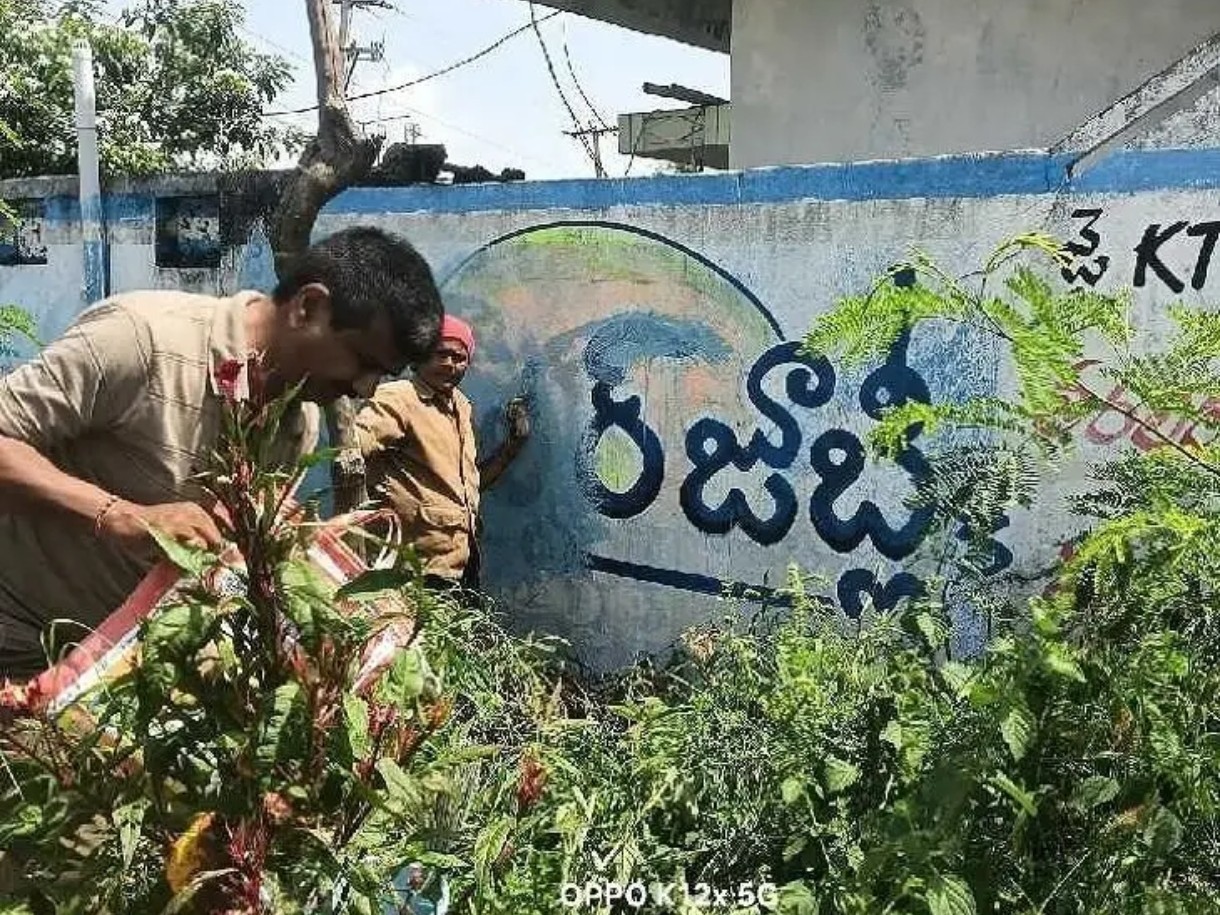 రాజకీయ పోస్టర్లు తొలగింపు