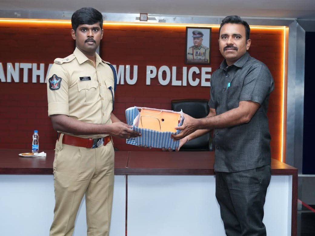 స్పెషల్ బ్రాంచ్, ప్రొబేషనరీ ఎస్సైలతో SP సమావేశం