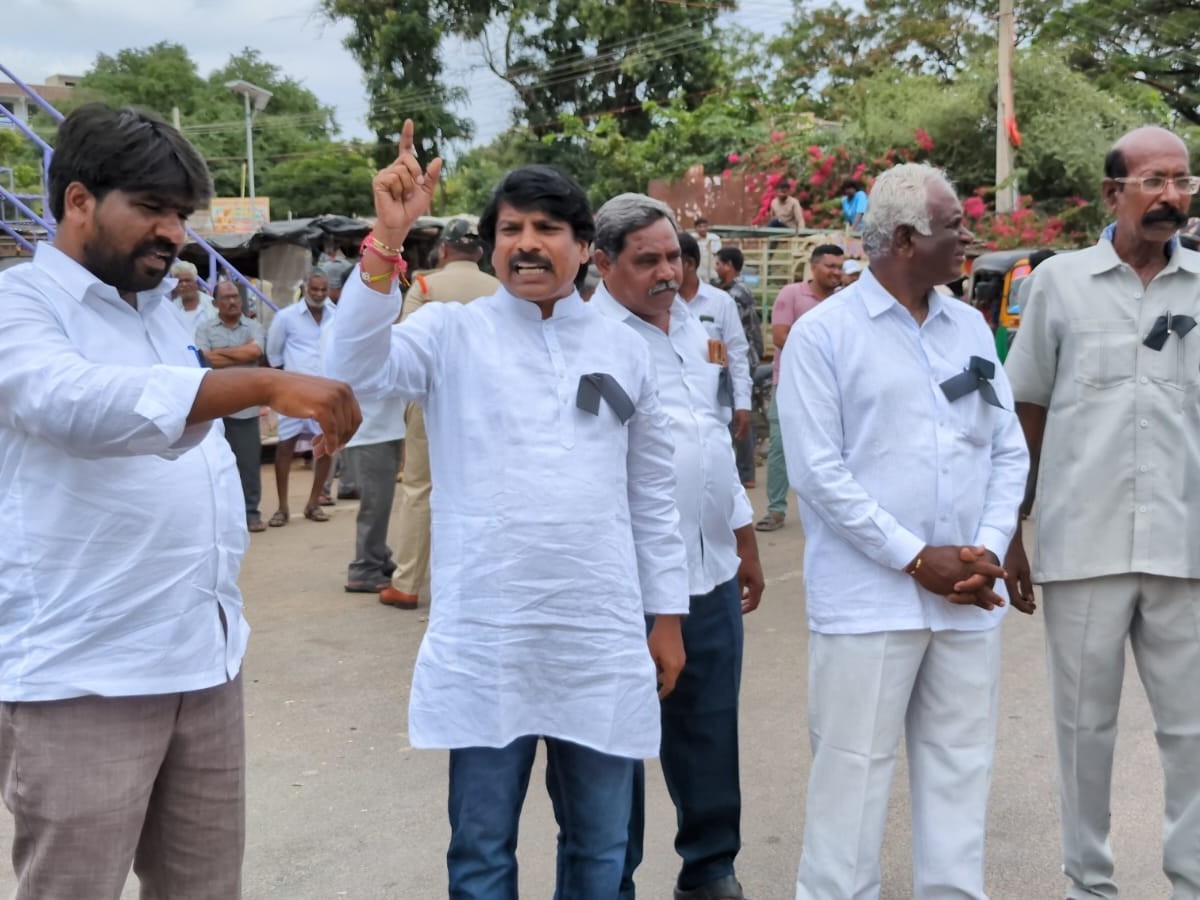 పెనుకొండలో బహుజన చైతన్య వేదిక ఆధ్వర్యంలో ధర్నా