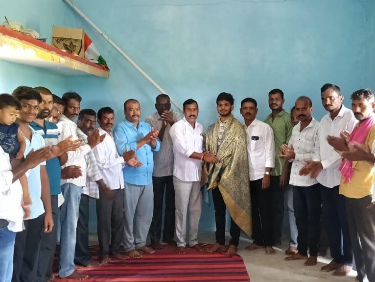 డీఎస్పీగా ఎంపికైన యువకుడికి సన్మానం