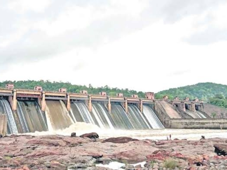 ప్రజలకు ప్రాజెక్ట్ అధికారుల సూచన