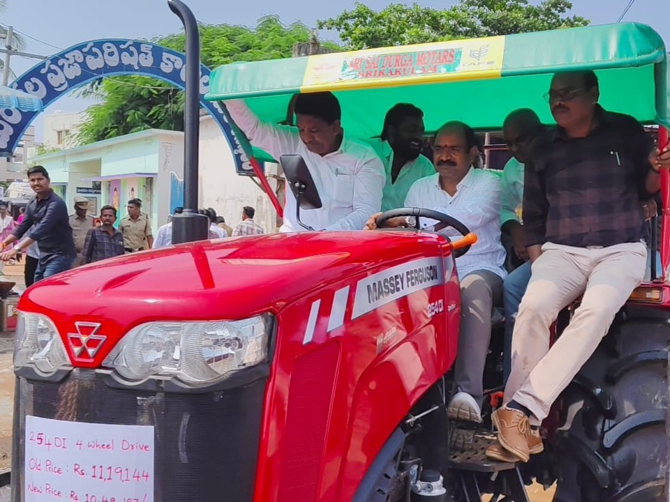 ట్రాక్టర్ ర్యాలీతో GSTపై అవగాహన కల్పించిన ఎంపీ