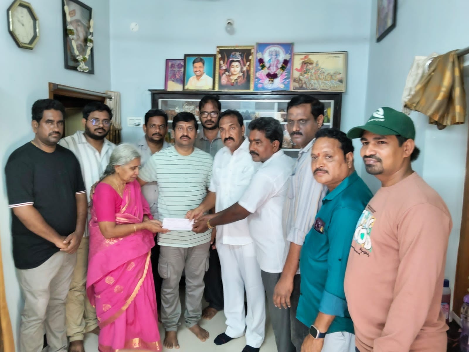 ఆ కుటుంబానికి లక్ష రూపాయలు ఆర్థిక సహాయం చేసిన MLA