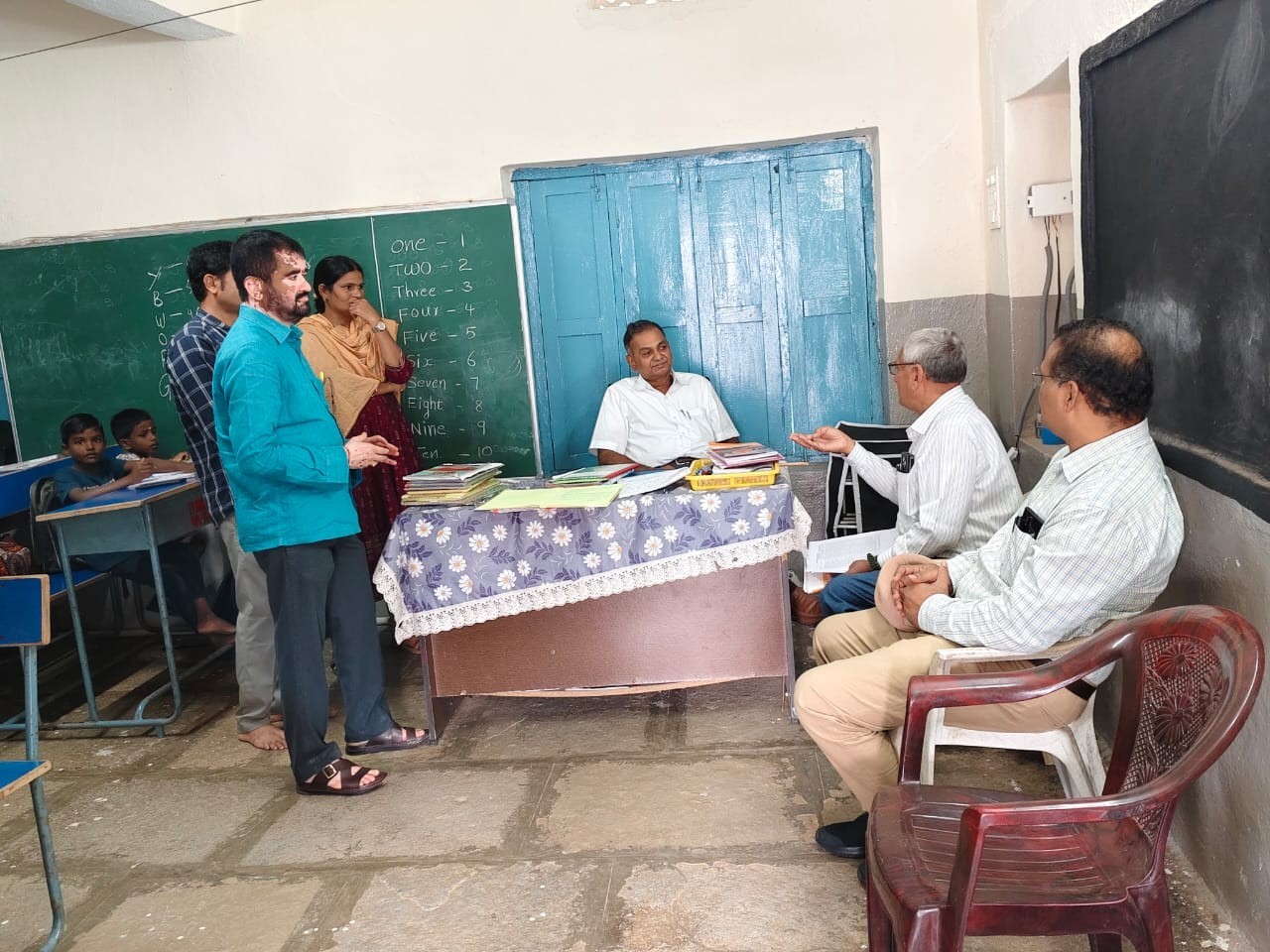 ప్రభుత్వ పాఠశాలలు తనిఖీ చేసిన డీఈఓ