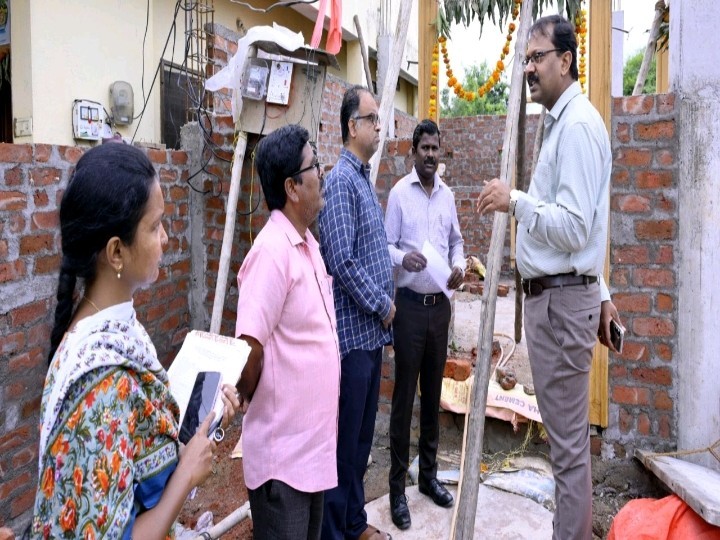 ఇందిరమ్మ ఇళ్ల నిర్మాణాలలో పురోగతి సాధించాలి: కలెక్టర్