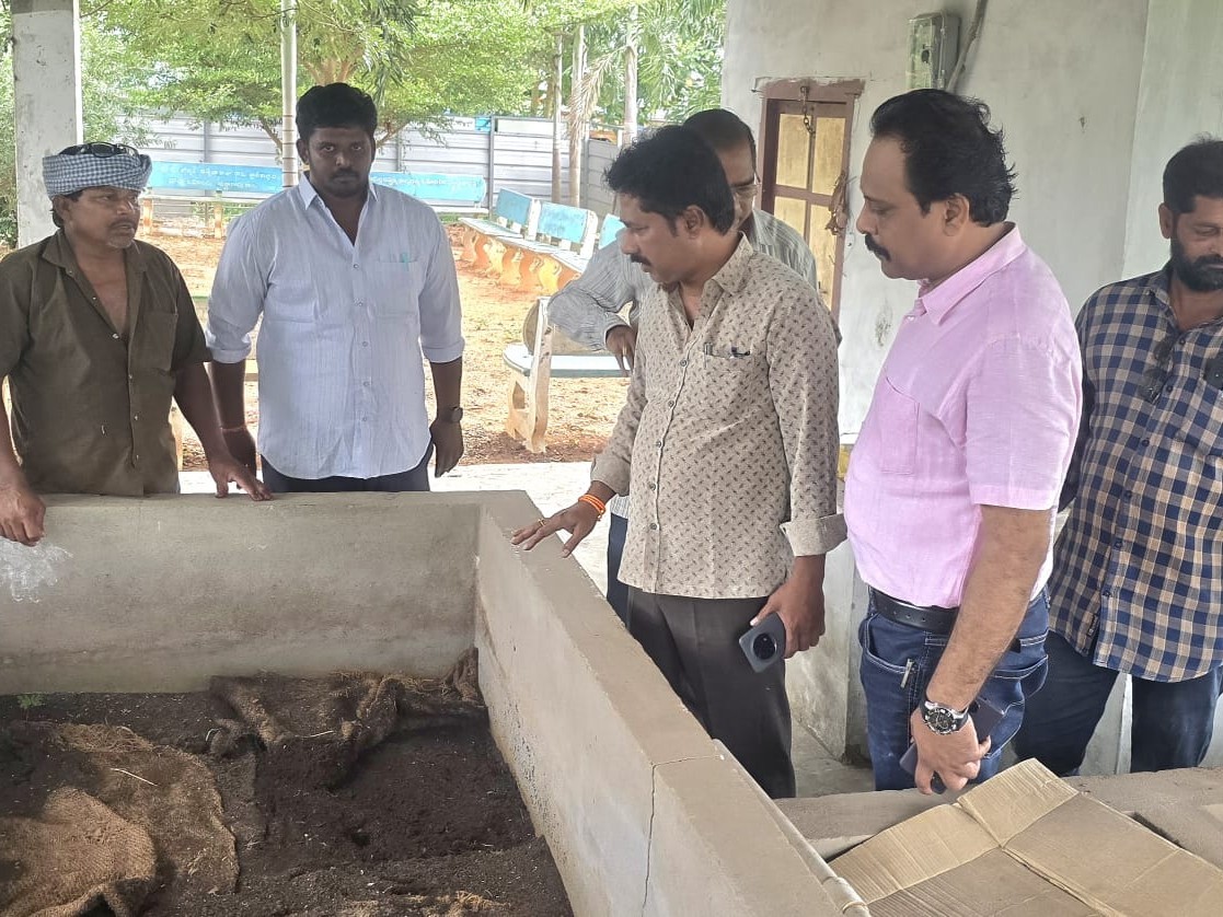 చెత్త సంపద కేంద్రాలను పరిశీలించిన డీఎల్డివో