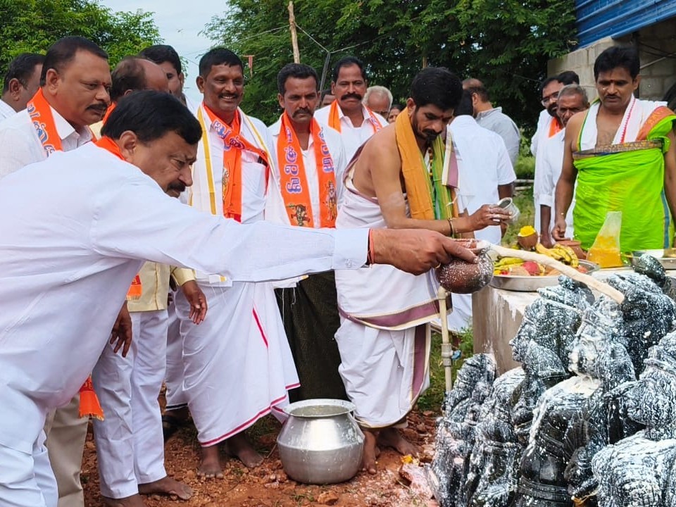గంటాపురంలో ధ్వజస్తంభ ప్రతిష్టాపనలో పాల్గొన్న ఎంపీ