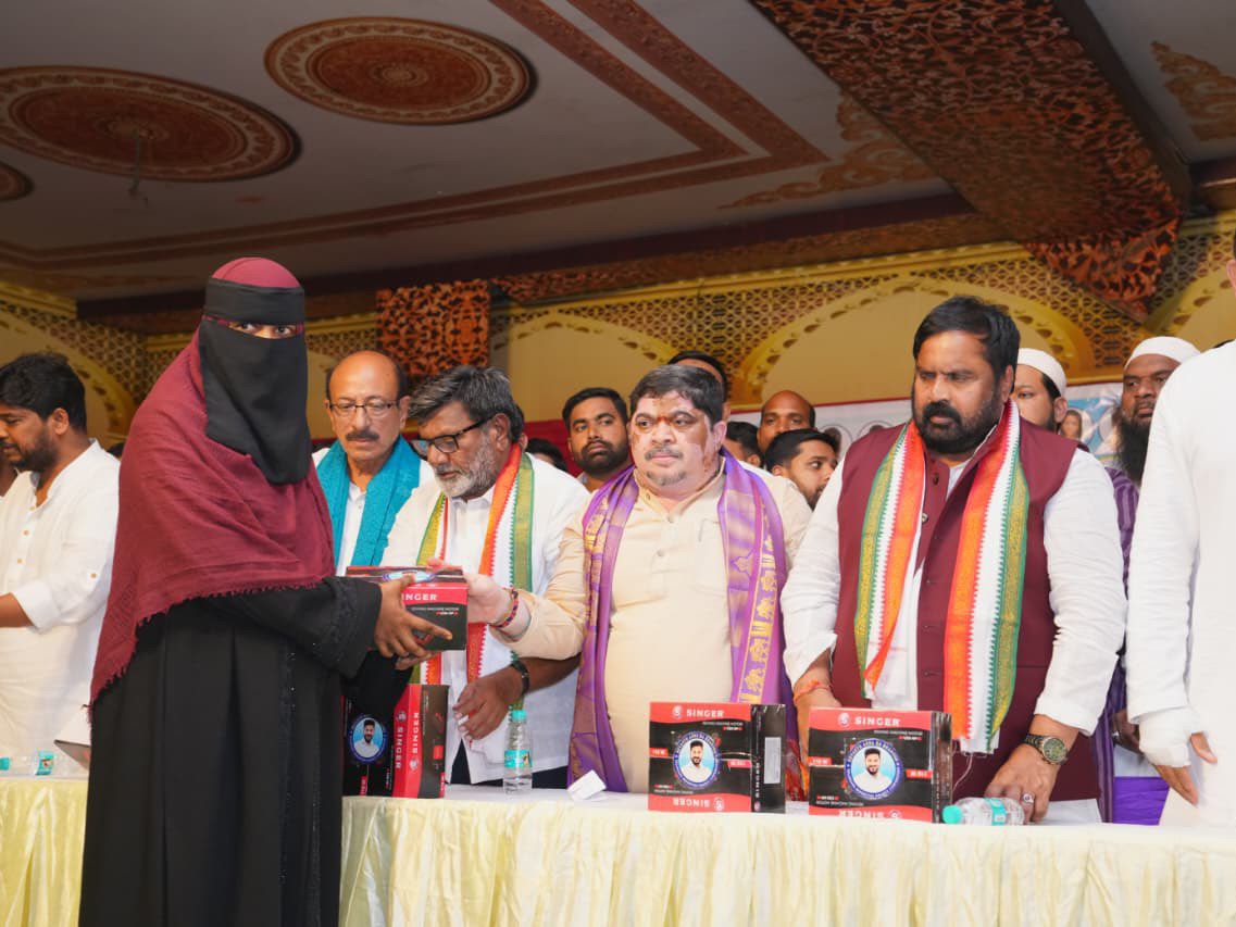 కుట్టు మిషన్లు పంపిణీ చేసిన మంత్రి పొన్నం