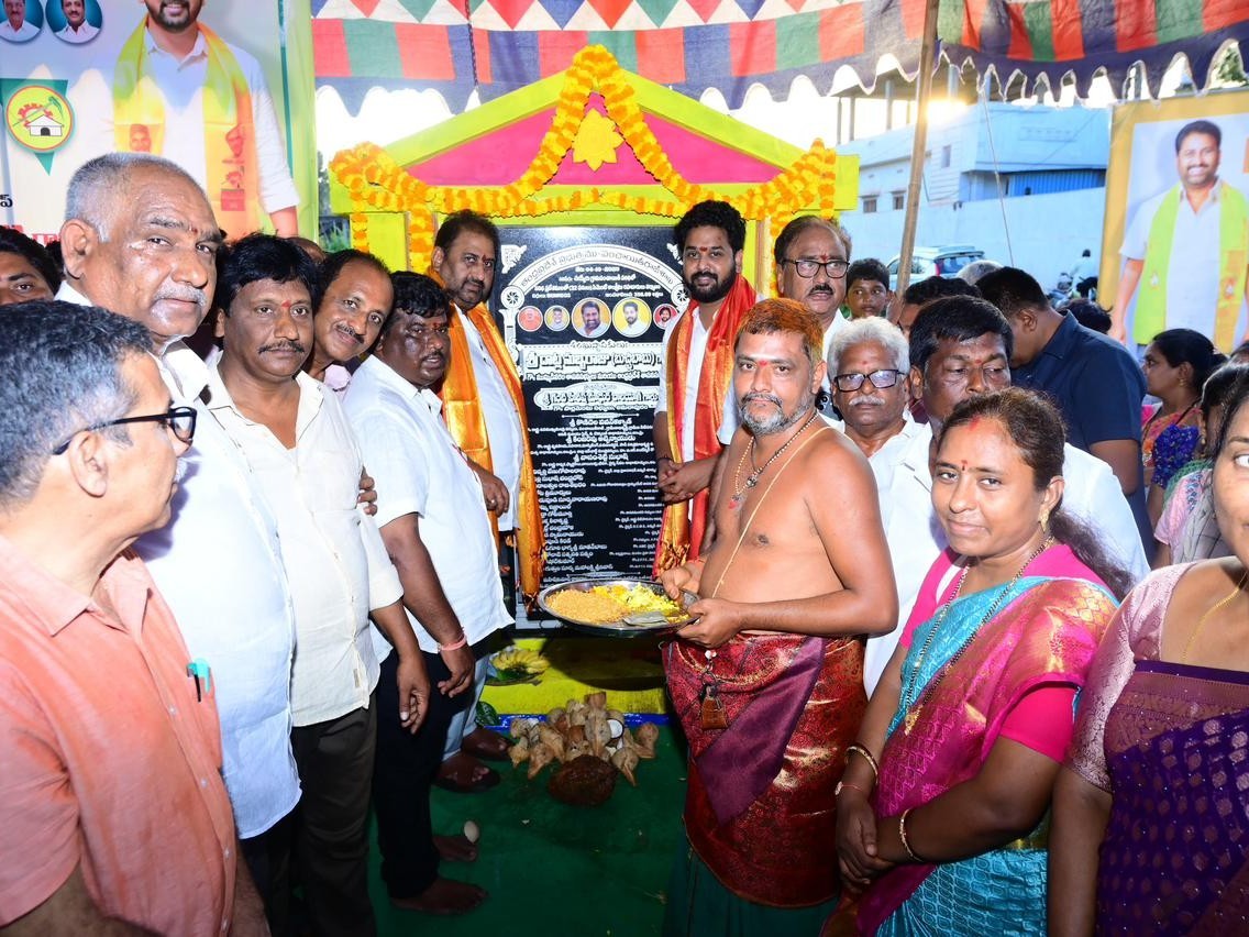 సీసీ రోడ్లు నిర్మాణానికి శంకుస్థాపన చేసిన ఎంపీ