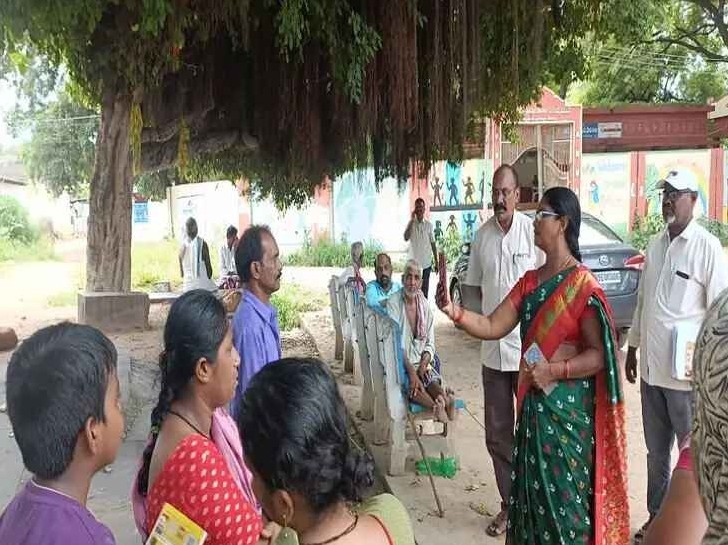 సీకే దిన్నేలో జాబ్ కార్డ్ e-KYC పరిశీలన