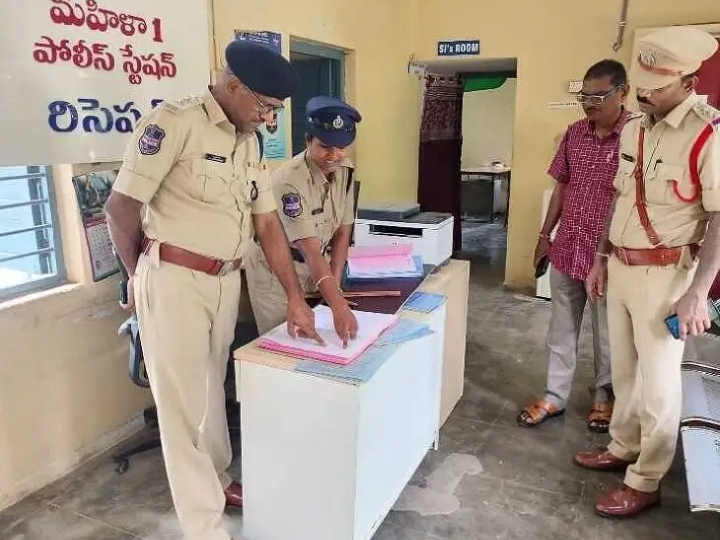 మహిళ పోలీస్ స్టేషన్‌ను తనిఖీ చేసిన క్రైమ్ ACP