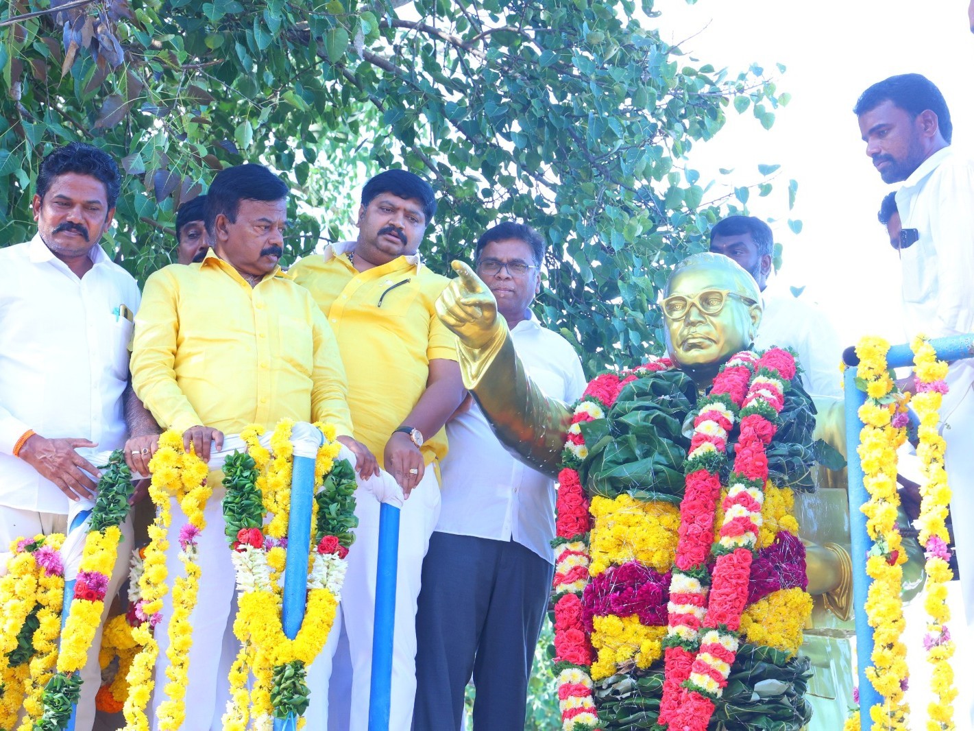 అంబేద్కర్ విగ్రహానికి ఎంపీ, ఎమ్మెల్యే నివాళులు
