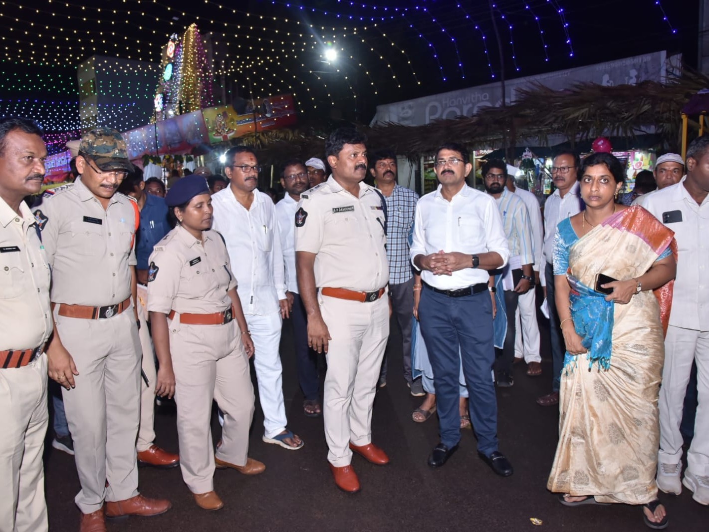 ఉత్సవాల వేడుకల ఏర్పాట్లను పరిశీలించిన అధికారులు
