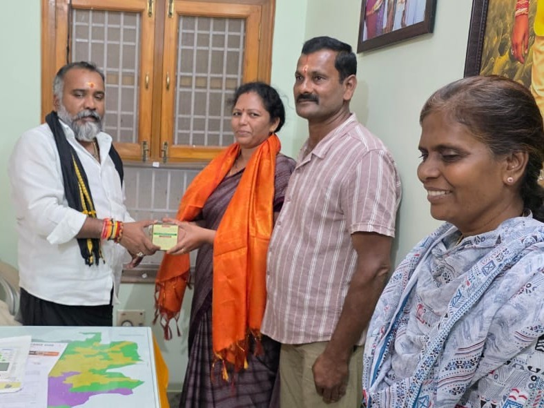 అంగన్‌వాడీ టీచర్లను అభినందించిన ఎమ్మెల్యే