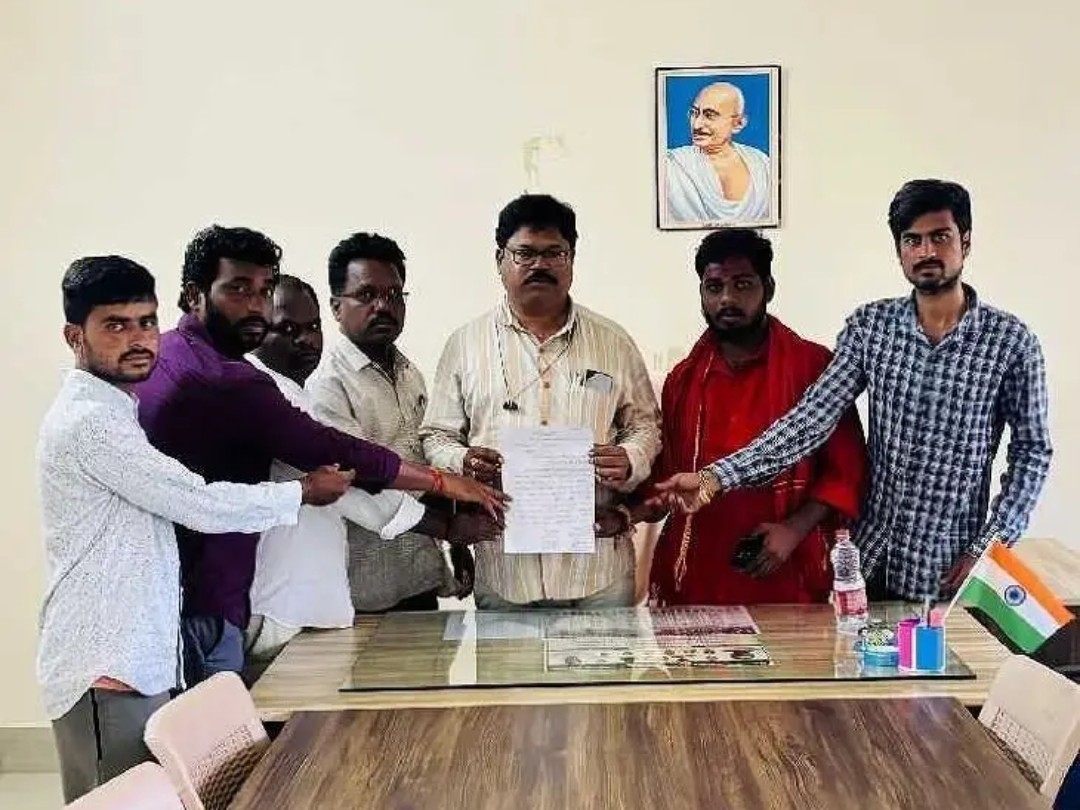 ఫ్లెక్సీల తొలగింపుకు గ్రామస్తుల వినతి