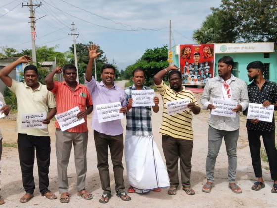 బస్సు సౌకర్యం కల్పించాలని ప్లకార్డులతో నిరసన