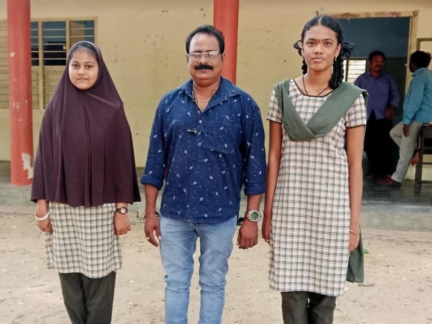 చిత్రకళ పోటీలో ప్రతిభ కనబరిచిన చేజర్ల విద్యార్థులు