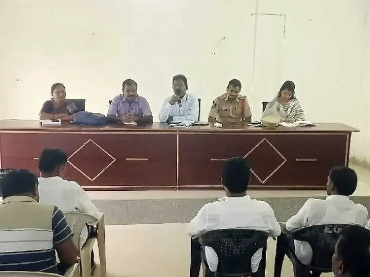 రాజకీయ నాయకులకు అవగాహన కల్పించిన అధికారులు