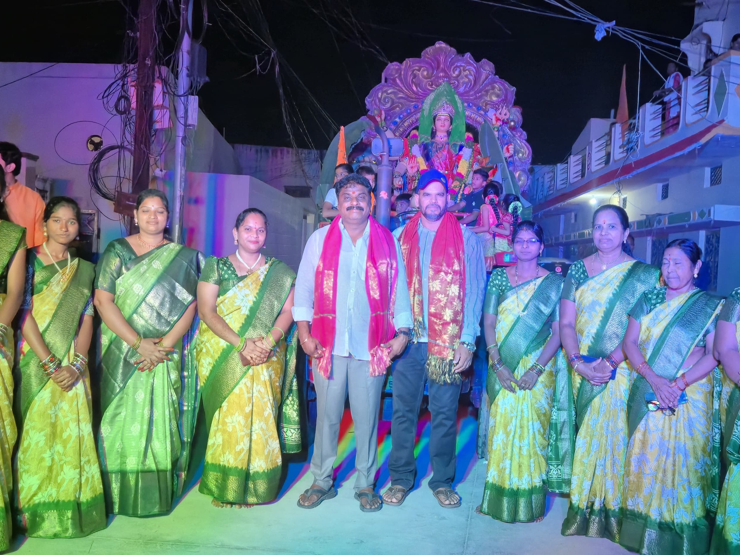 అమ్మవారి ఊరేగింపు వేడుకలకు హాజరైన మాజీ మున్సిపల్ ఛైర్మన్