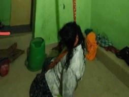 లాడ్జిలో ఉరి వేసుకుని వివాహిత ఆత్మహత్య