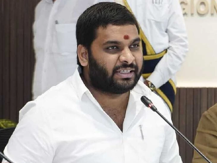 వైసీపీపై వీఎంఆర్‌డీఏ ఛైర్మన్ విమర్శలు
