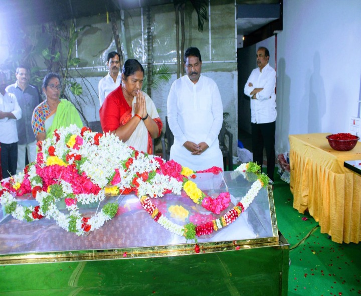 ఎమ్మెల్యేను  పరామర్శించిన మంత్రి