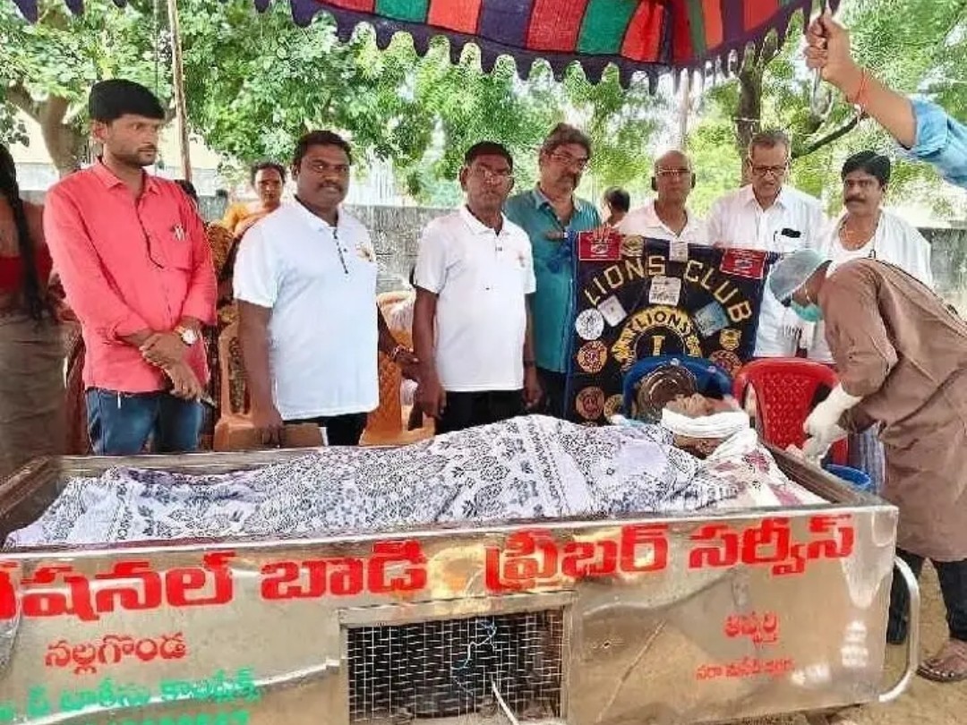 తండ్రి నేత్రాలను దానం చేసిన టీచర్
