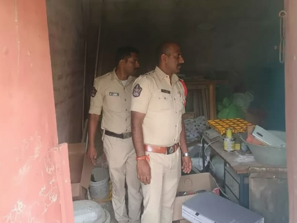 బాణసంచా గోదాములో పోలీసులు తనిఖీలు