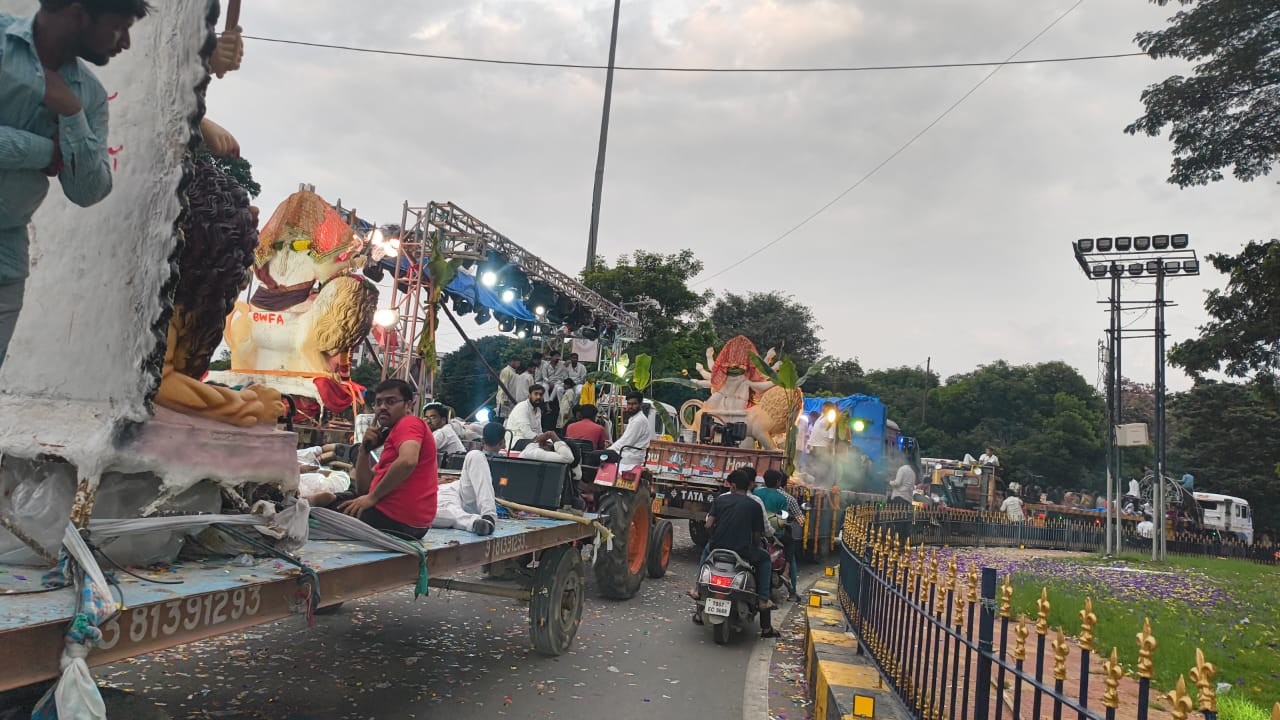వర్షంలోనే దుర్గామాత విగ్రహాల నిమజ్జనం