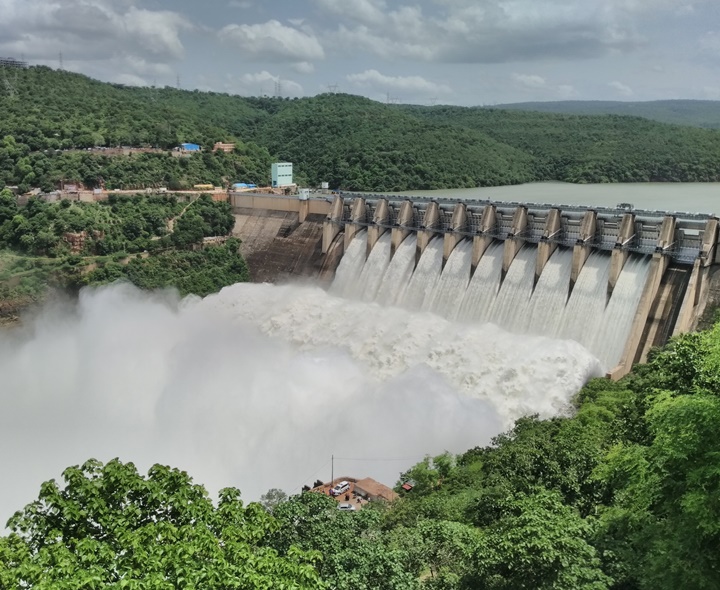 శ్రీశైలం జలాశయం 10 గేట్లు ఎత్తివేత