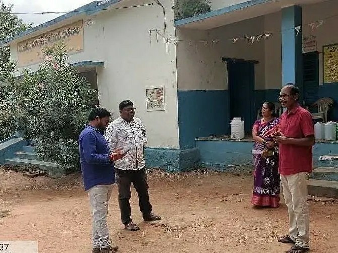 పోలింగ్ కేంద్రాలను పరిశీలించిన ఎంపీవో