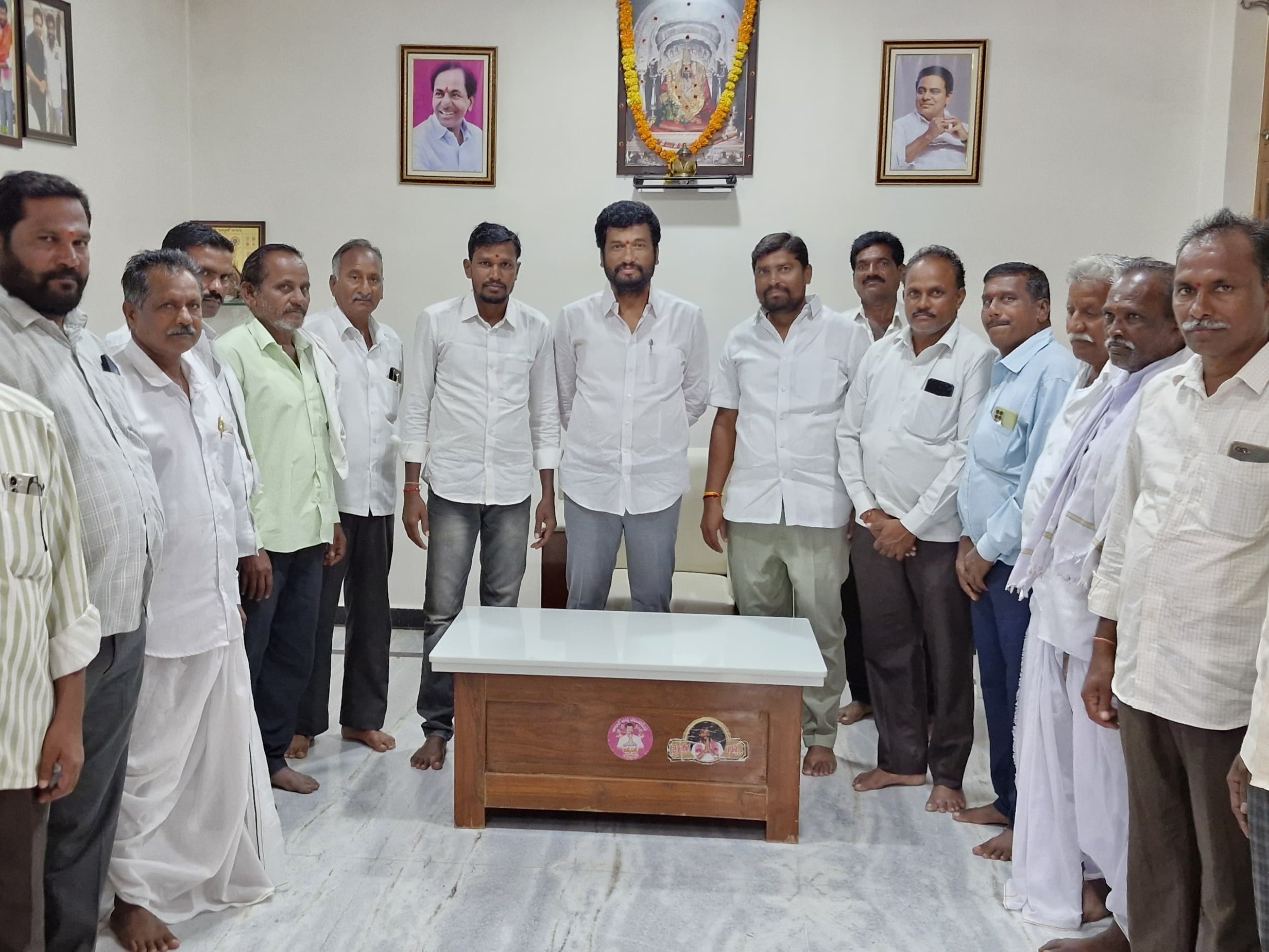 MLA అనిల్ జాదవ్‌ను కలిసిన కనుగుట్ట గ్రామస్తులు