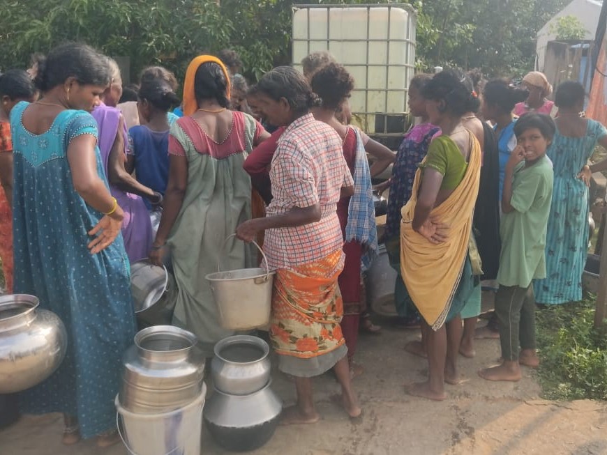 తాగునీటి కోసం ఇబ్బంది పడుతున్న గిరిజనులు