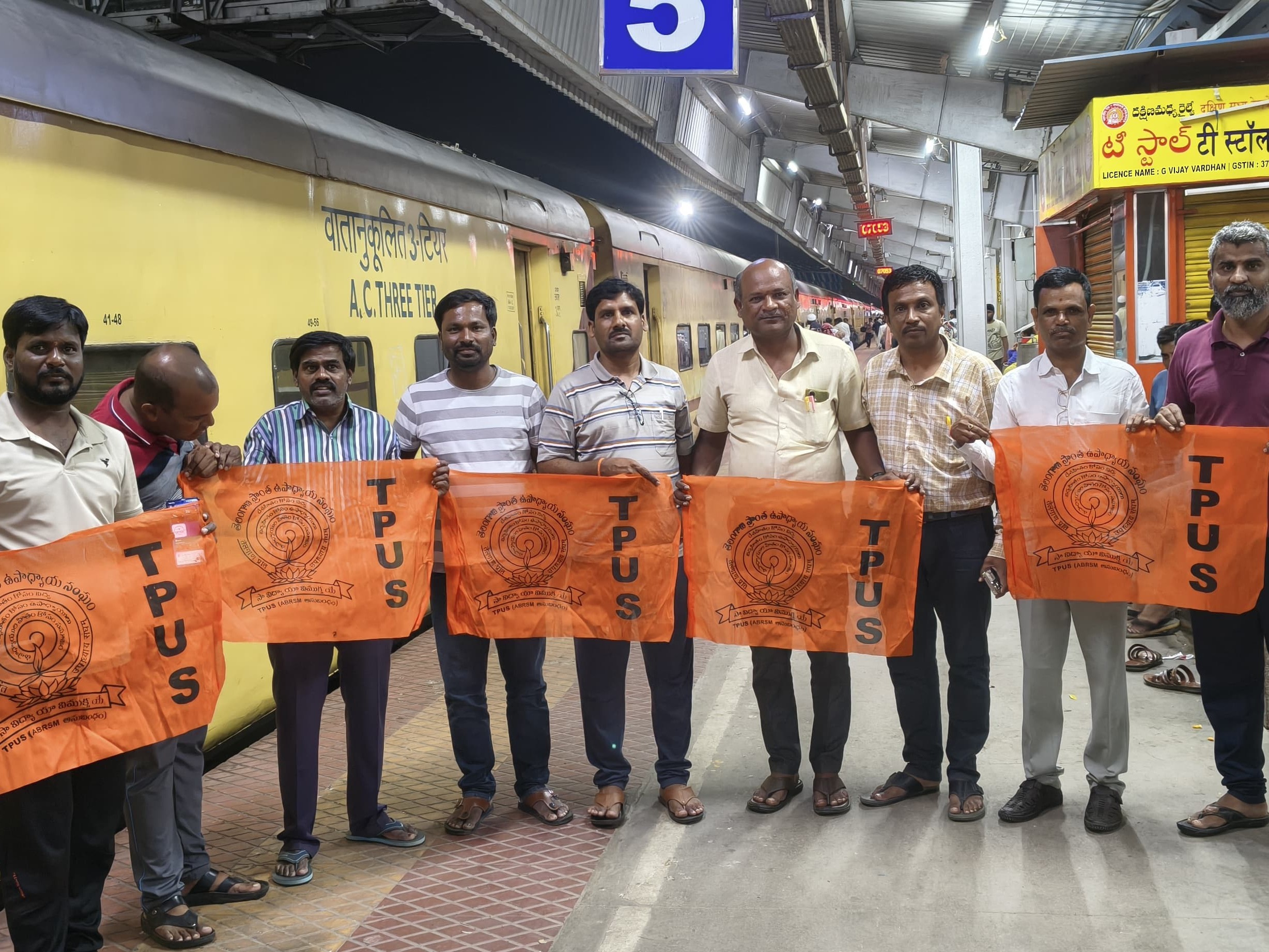 జాతీయ మహాసభలకు తరలిన నాయకులు