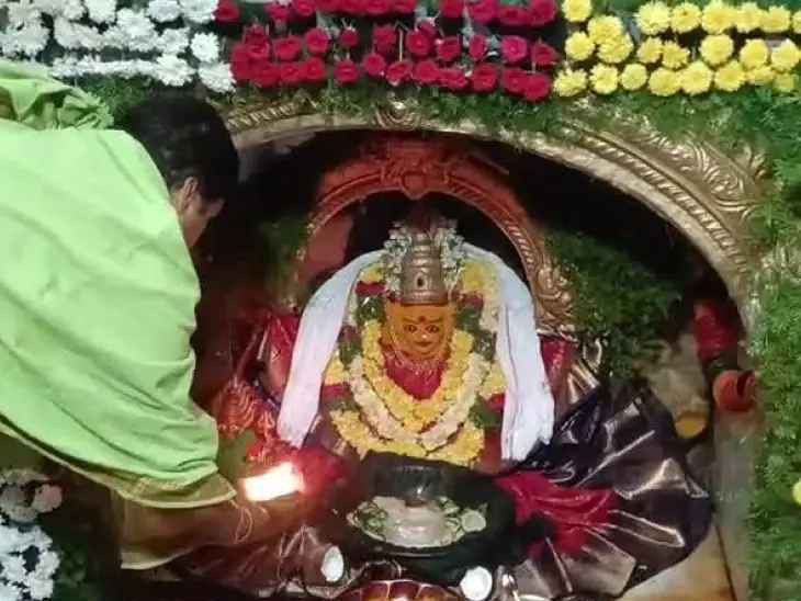 ప్రత్యేక అలంకరణలో నల్లపోచమ్మ తల్లి