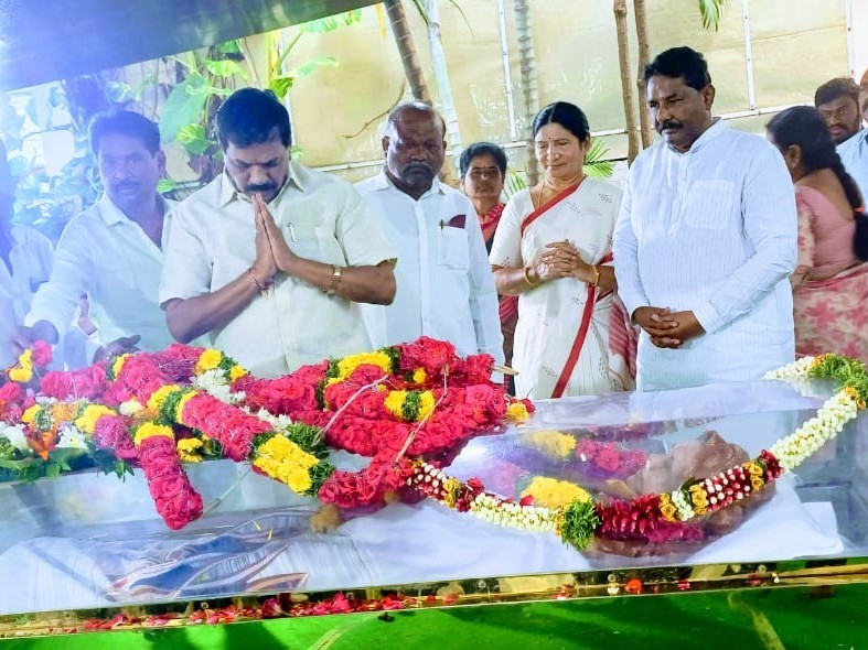 దొంతిని పరామర్శించిన ఎమ్మెల్సీ సారయ్య