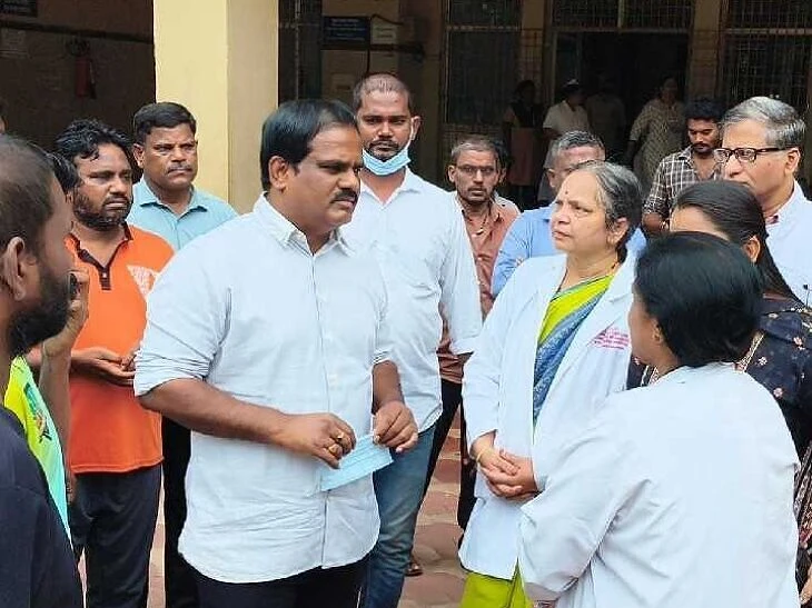 బాధిత చిన్నారులను పరామర్శించిన ఎమ్మెల్యే వంశీ