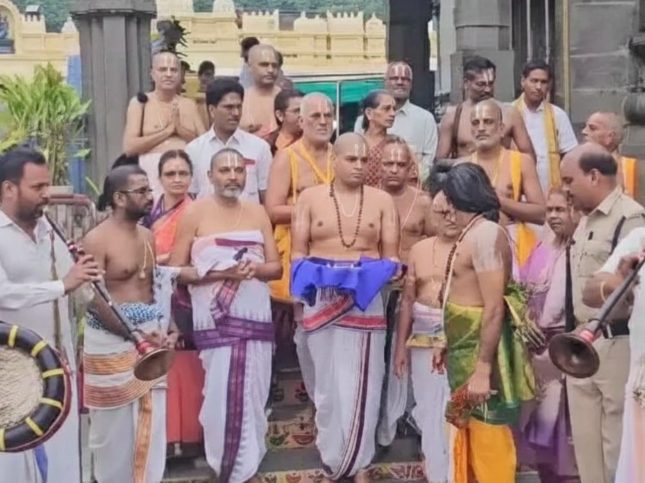 సింహాద్రి అప్పన్న స్వామి స్వర్ణ పుష్పార్చన వైభవం