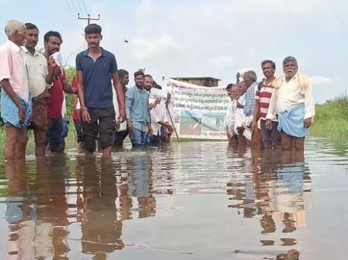వినూత్నంగా నిరసన వ్యక్తం చేసిన రైతులు