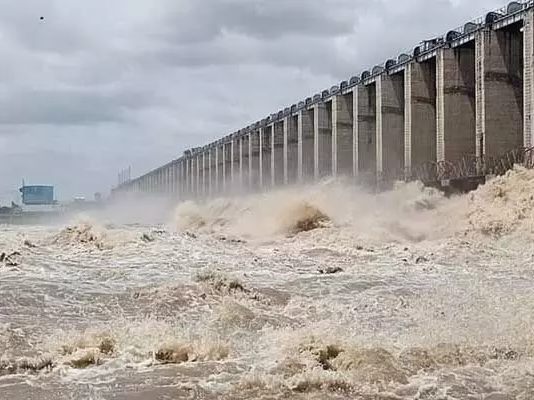 జూరాలకు వరద తగ్గుముఖం.. 4 గేట్లు ఎత్తివేత