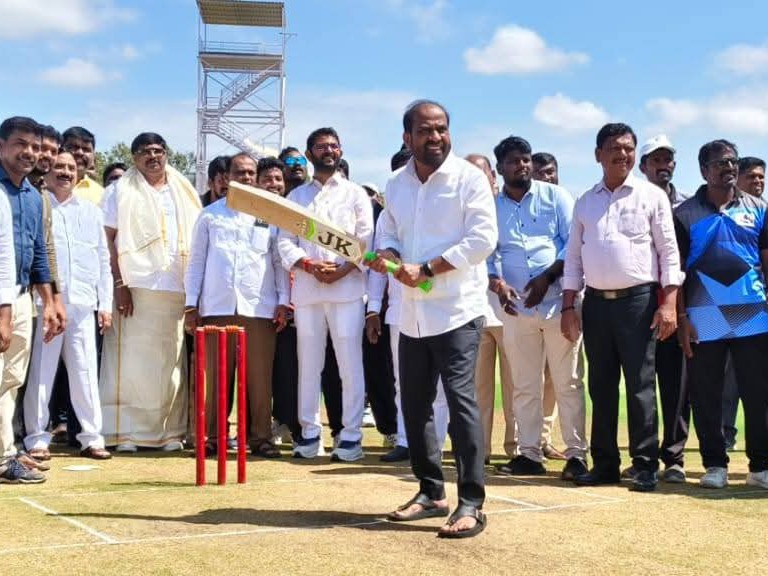 క్రికెట్ టోర్నీని ప్రారంభించిన మంత్రి సత్యకుమార్