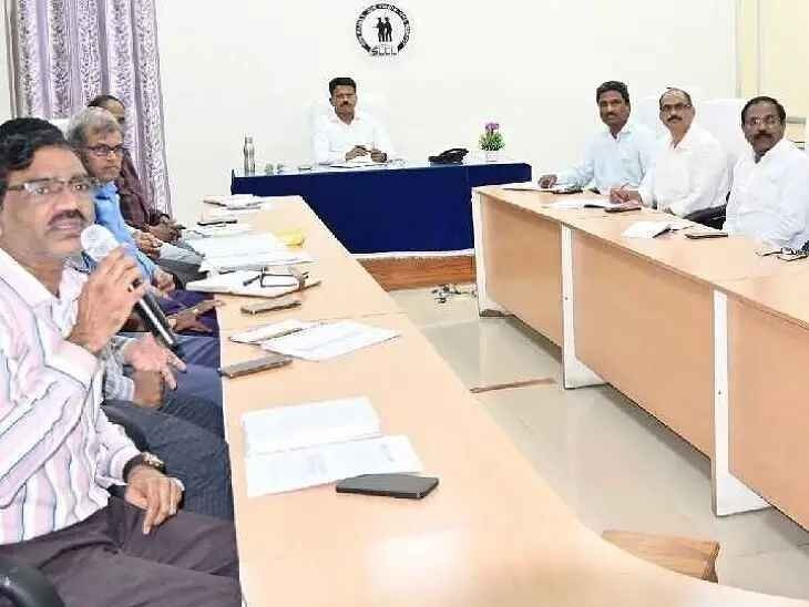 అధికారులతో సింగరేణి ఆర్జీ-1 జీఎం సమీక్ష